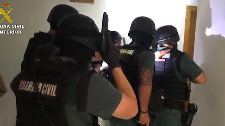 Un grupo de agentes se dispone a entrar en la casa de uno de los detenidos.