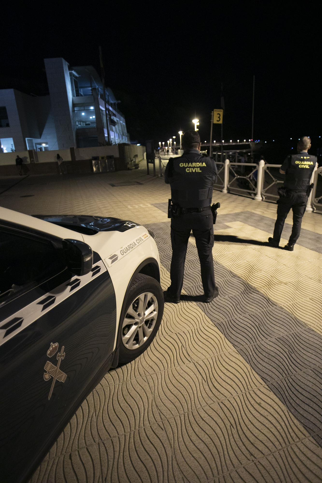 Policía patrulla la playa de salinas