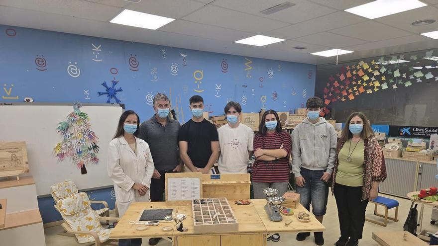 Del taller del Rosalía Mera al hospital Materno Infantil de A Coruña: mobiliario hecho a medida para sumar "un granito de arena"