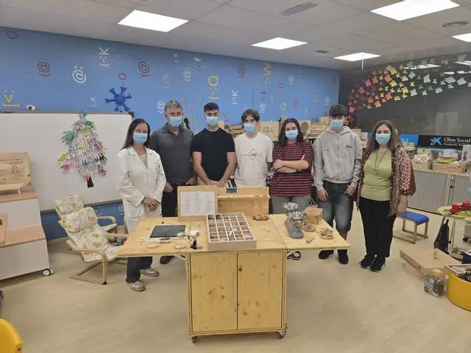 Del taller del Rosalía Mera al hospital Materno Infantil de A Coruña: mobiliario hecho a medida para sumar "un granito de arena"