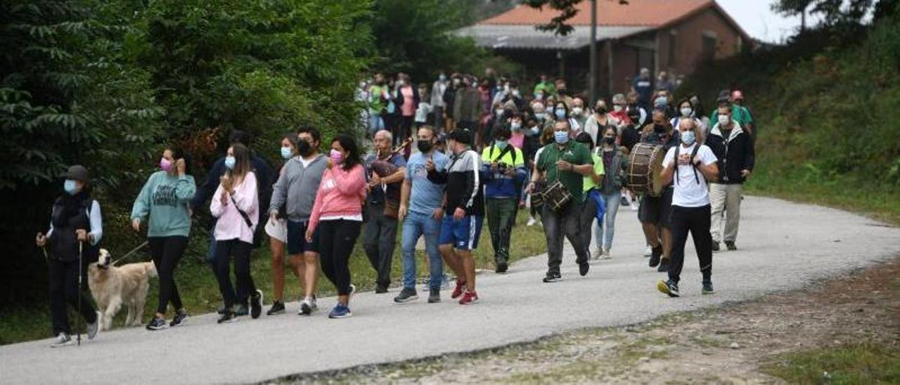 La alcaldesa de Meis, en el centro de la imagen, durante una caminata reivindicativa en el Castrove. |  // G.S.