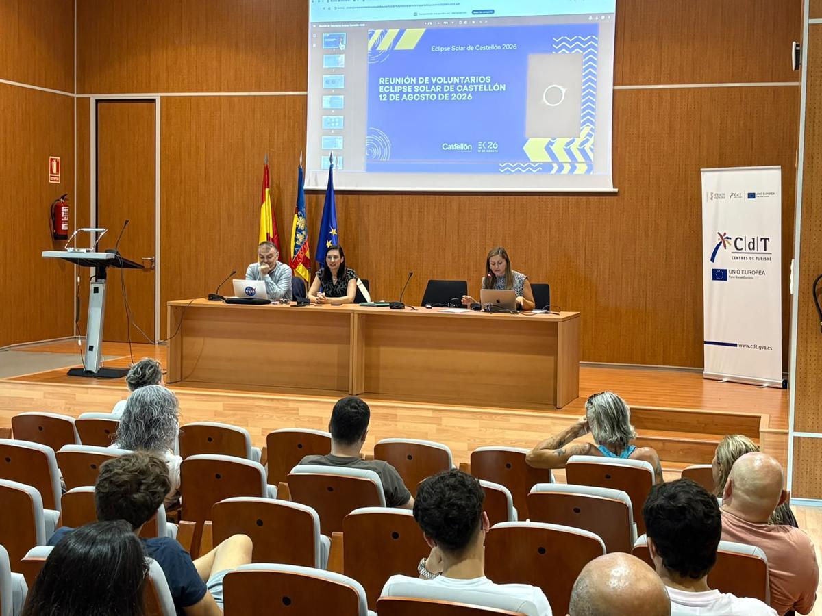 Los voluntarios durante la formación previa al eclipse total de sol.