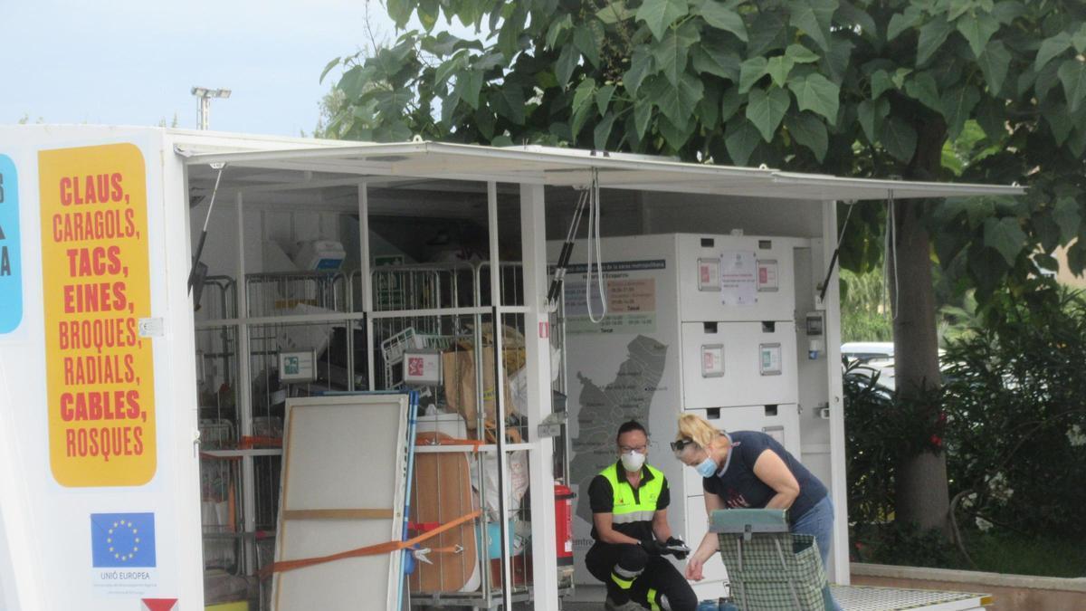 Una usuaria del ecoparque deposita residuos en el multicontenedor.