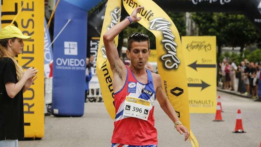 Fernández Ginzo se impone en la prueba de Oviedo del &quot;Circuito Renault Street-Run&quot;