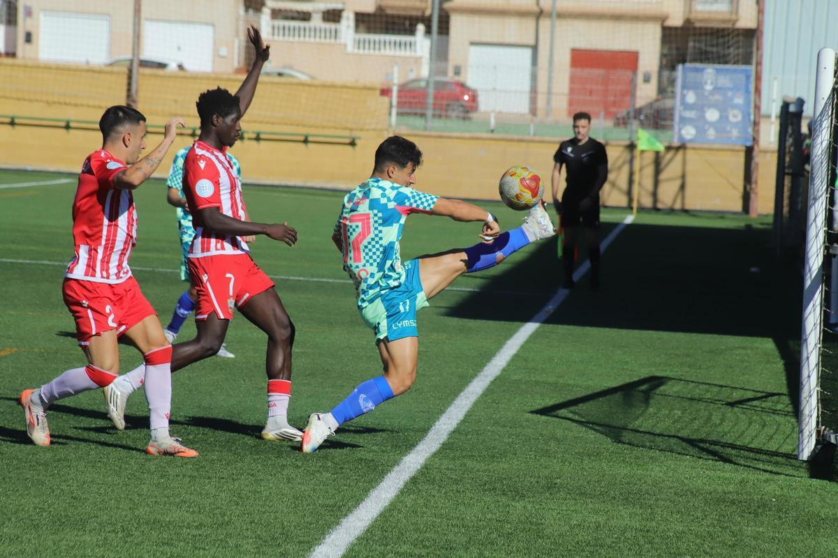 Asier pelea un balón