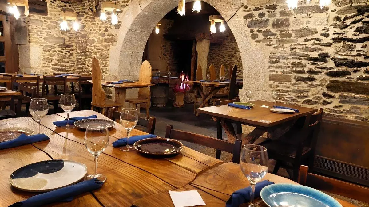 ¿Por qué se colocan monedas en las paredes de algunos restaurantes de Santiago de Compostela?
