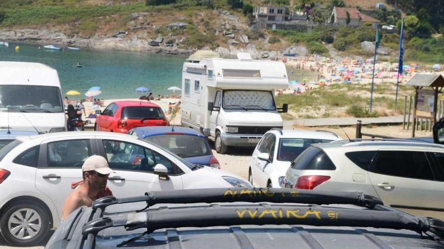 Coches amontonados en la explanada de la playa canguesa de Liméns. // Gonzalo Núñez