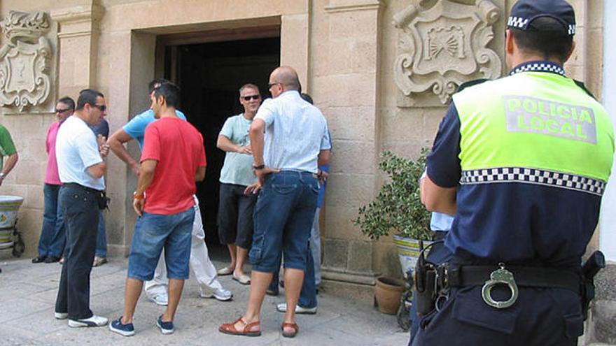 Protesta. Policías locales en las puertas del Consistorio.