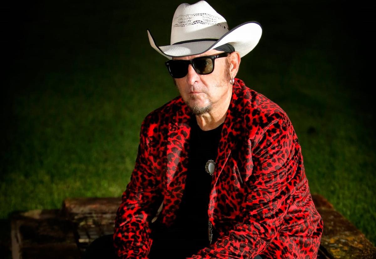 El cantante de Los rebeldes Carlos Segarra.