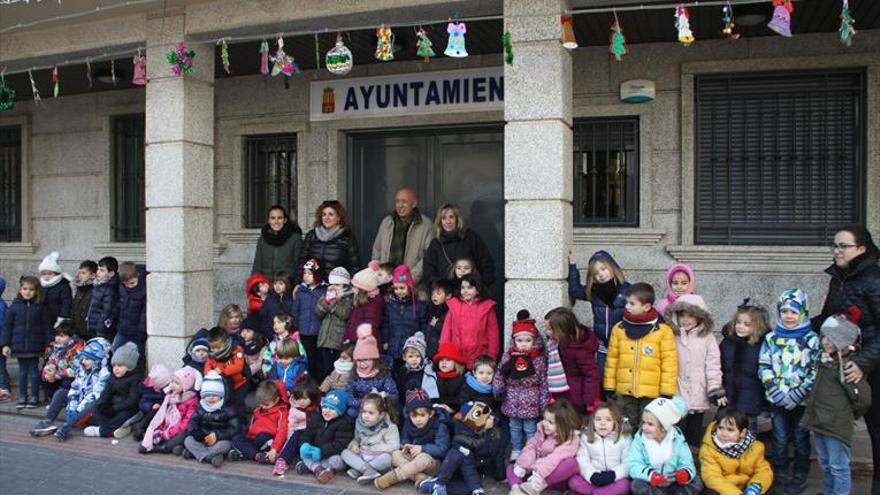 Los niños participan en la decoración del municipio