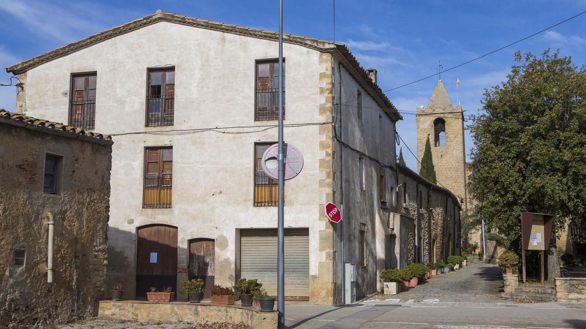 L’edifici de Cal Mestre, al nucli de Sant Esteve de Guialbes (Vilademuls), que actualment es troba en desús.  | JORDI RIBOT/ICONNA