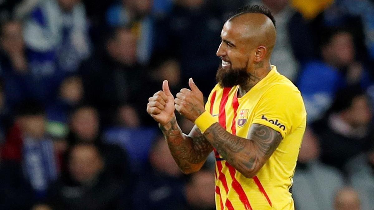 Arturo Vidal celebra su gol al Espanyol en el derbi.