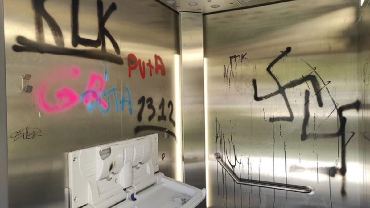 Los baños públicos de la Alameda no tardaron en ser víctima del vandalismo.