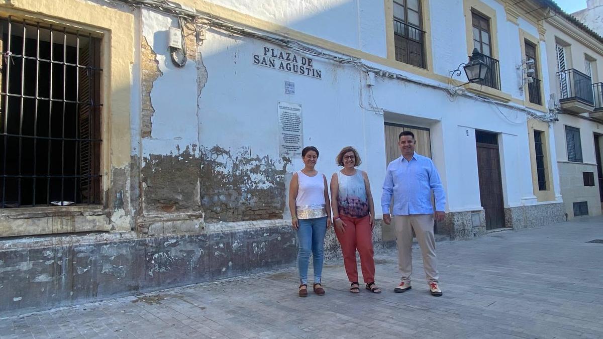 Dirigentes de IU, ante la fachada de la casa en la plaza de San Agustín.