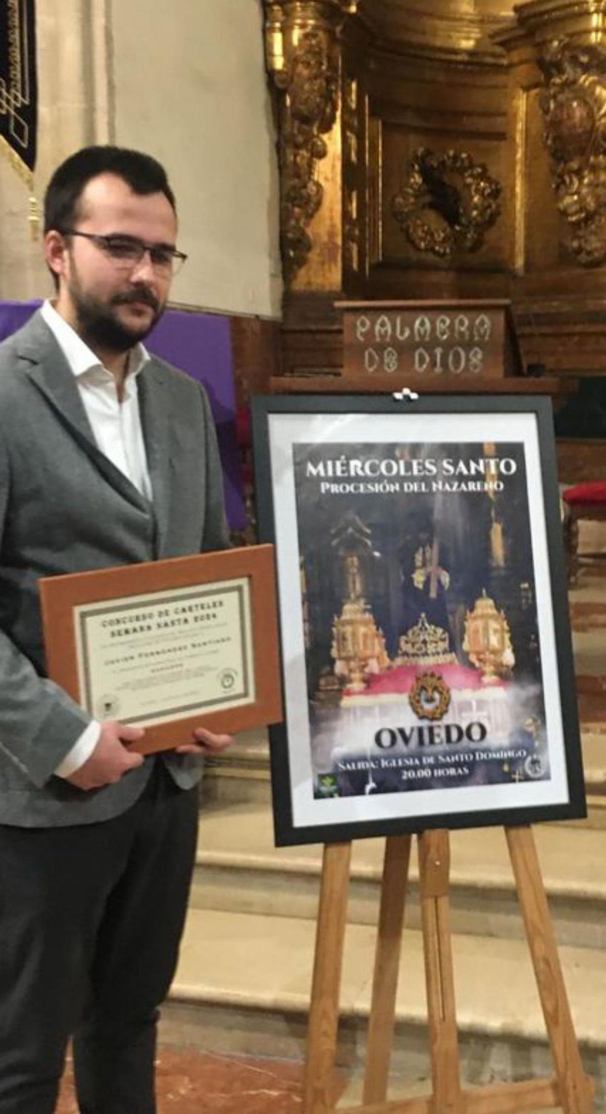 Javier Fernández Santiago junto al cartel que ha elaborado para la Cofradía de Jesús Nazareno.