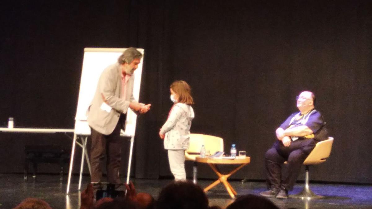 Un momento de la presentación el pasado lunes en el Centro Cultural de la calle Ollerías de ‘El hombre que come pianos’. | A.V.