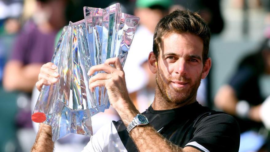 Del Potro con el trofeo de ganador de Indian Wells.