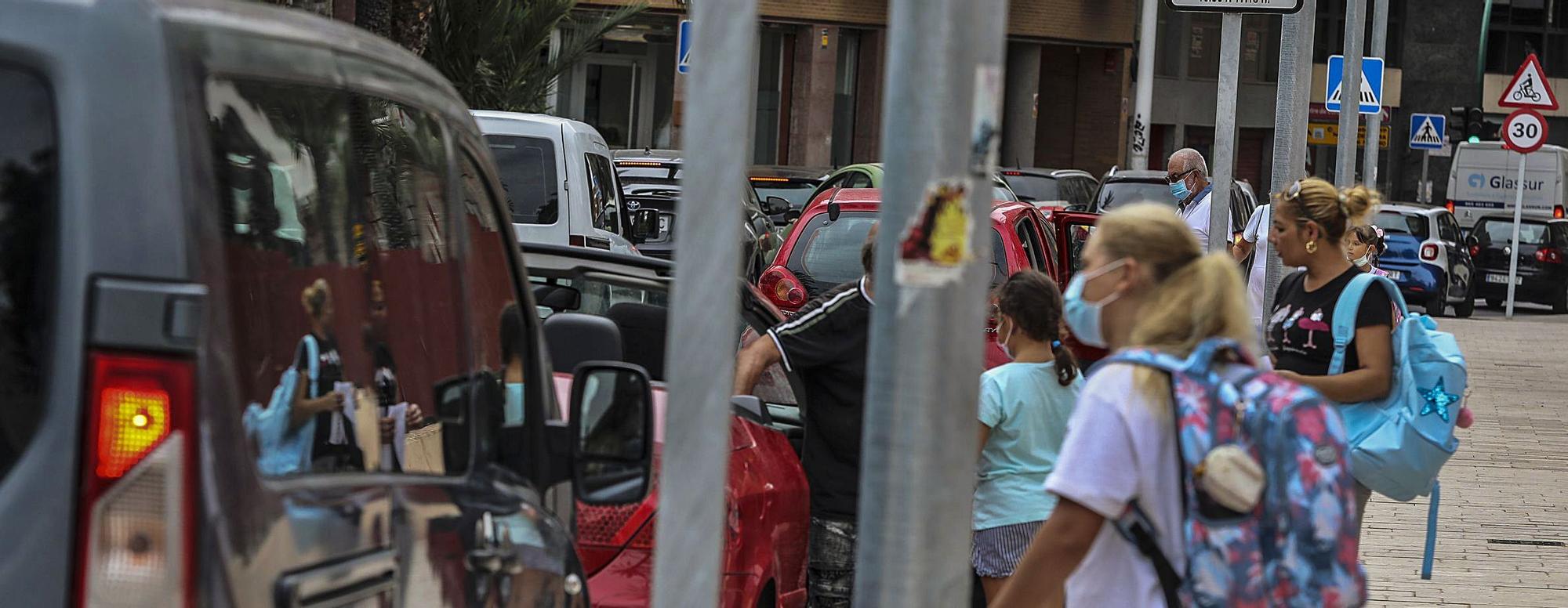 Imagen tomada este martes del caos de tráfico que se vive a diario en la calle Nuestra Señora de la Cabeza a la entrada y la salida de los colegios. | 