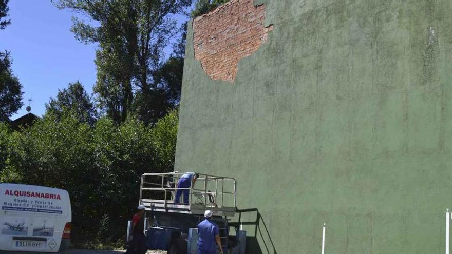 Trabajos de reparación en el frontón de Trefacio