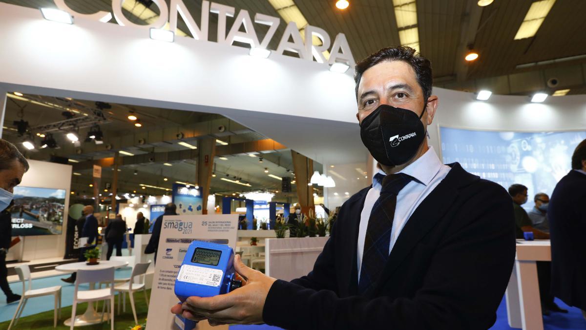 Óscar Sancho, director comercial de Contazara, posa con uno de los contadores digitalizados que han diseñado.