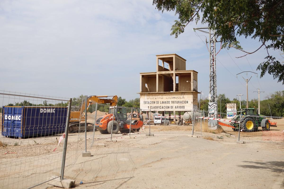 Máquinas trabajando en la urbanización de los suelos en Santa Isabel donde se harán 312 viviendas.