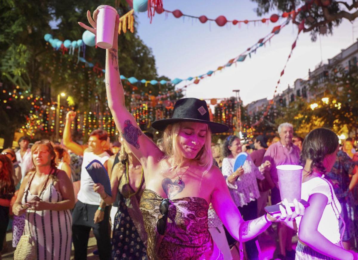 Ibiza se entrega al Flower Power en una noche de espíritu hippy y calor