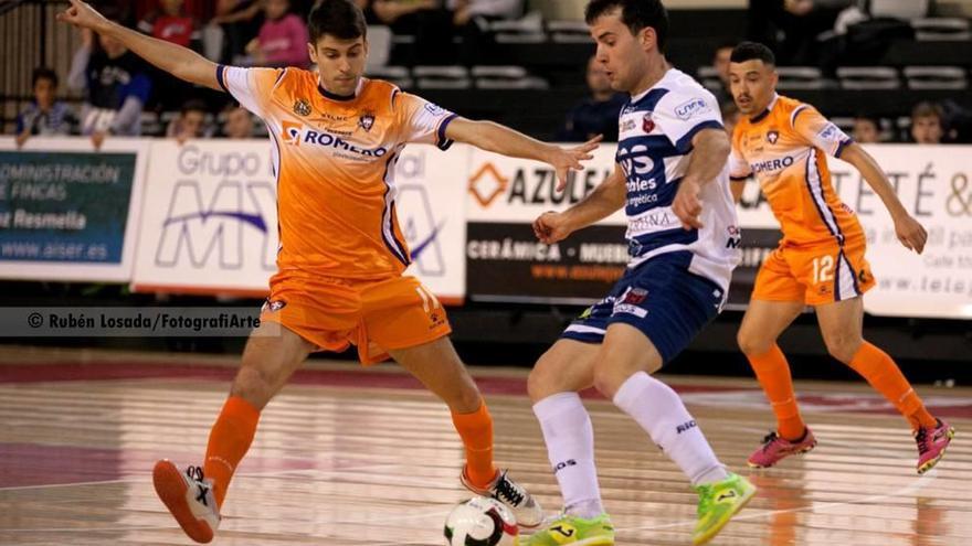 Asensio, del Plásticos Romero, intentando robar el balón ayer a un contrario en Zaragoza.