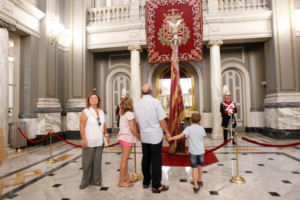 Visita a la Real Senyera en el Ayuntamiento