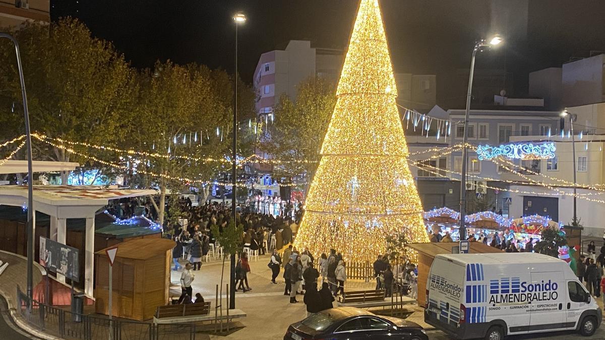 Alumbrado navideño del año pasado en plaza de Extremadura.