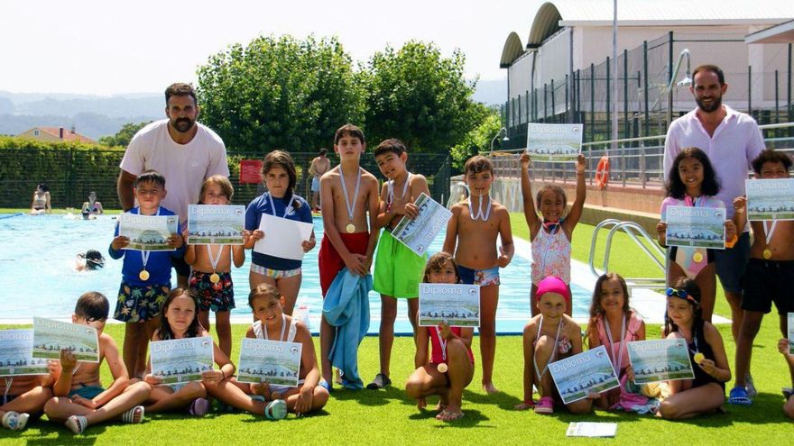 Más de 70 vecinos de Carral se lanzan a la piscina y a la pista
