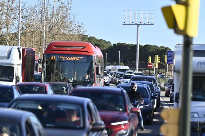 En imágenes I Atasco en Parque Venecia por unas obras en una avenida principal del barrio
