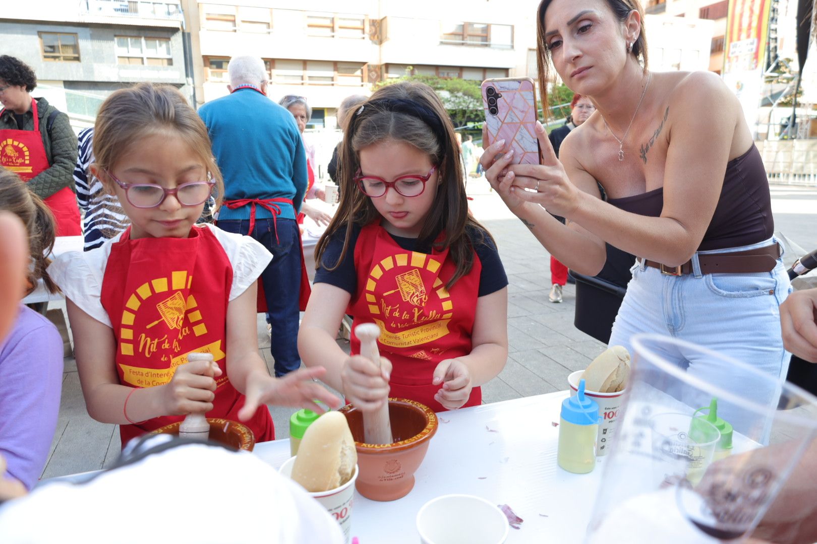 FOTOGALERÍA I Las imágenes de la Nit de la Xulla y del encuentro de elaboración de allioli de las fiestas de Vila-real