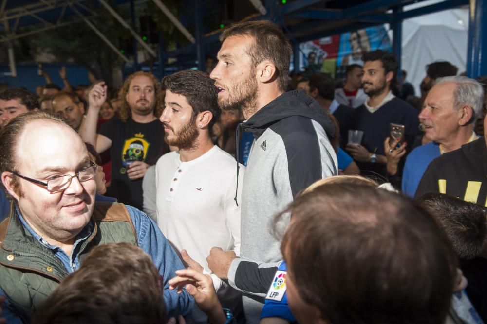 Jugadores del Real Oviedo visitan el chiringuito de la APARO en San Mateo