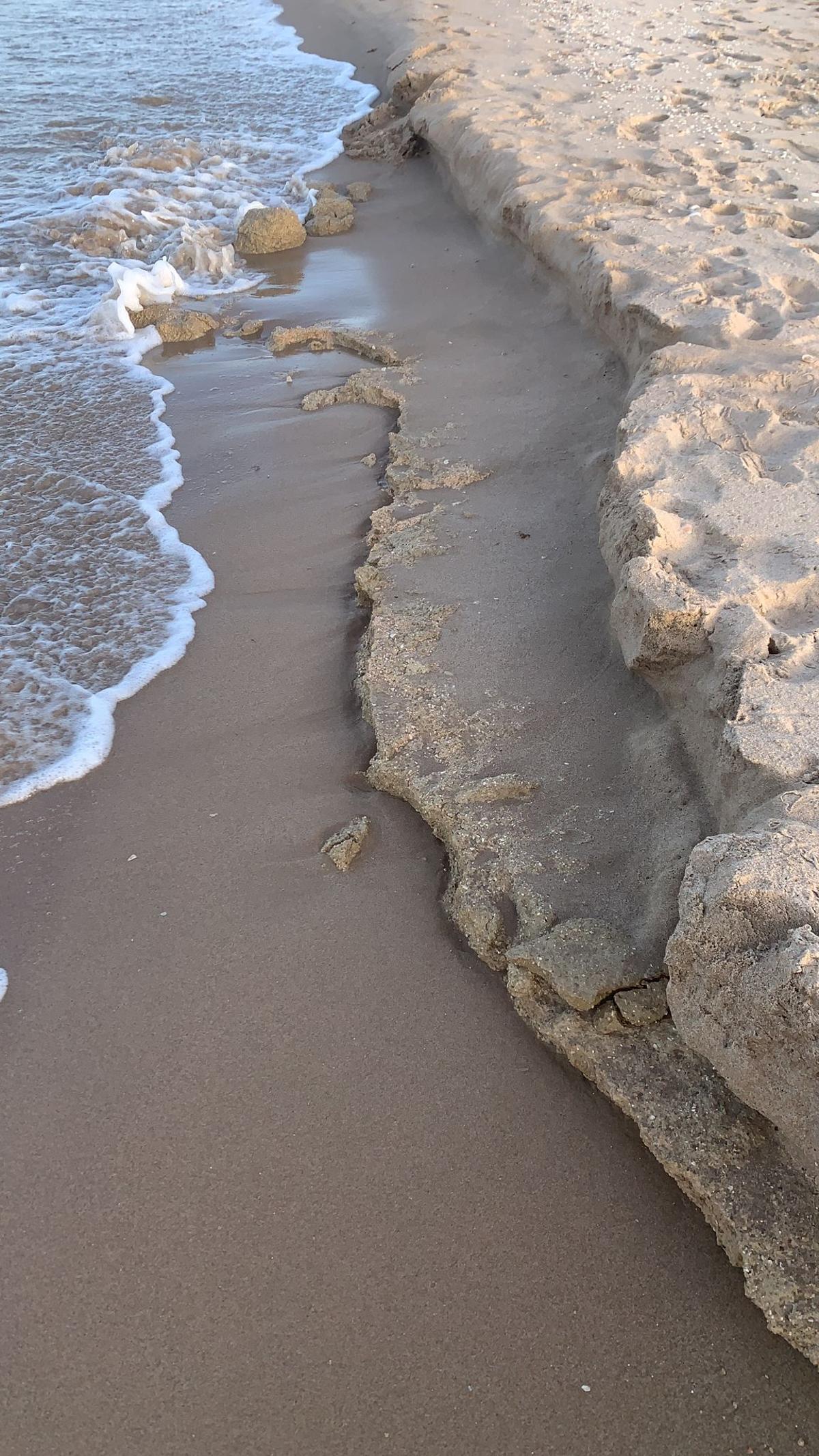 Desnivel en la arena de la playa de El Perelló