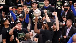 Los jugadores de los Bucks celebran su título de campeones del Este