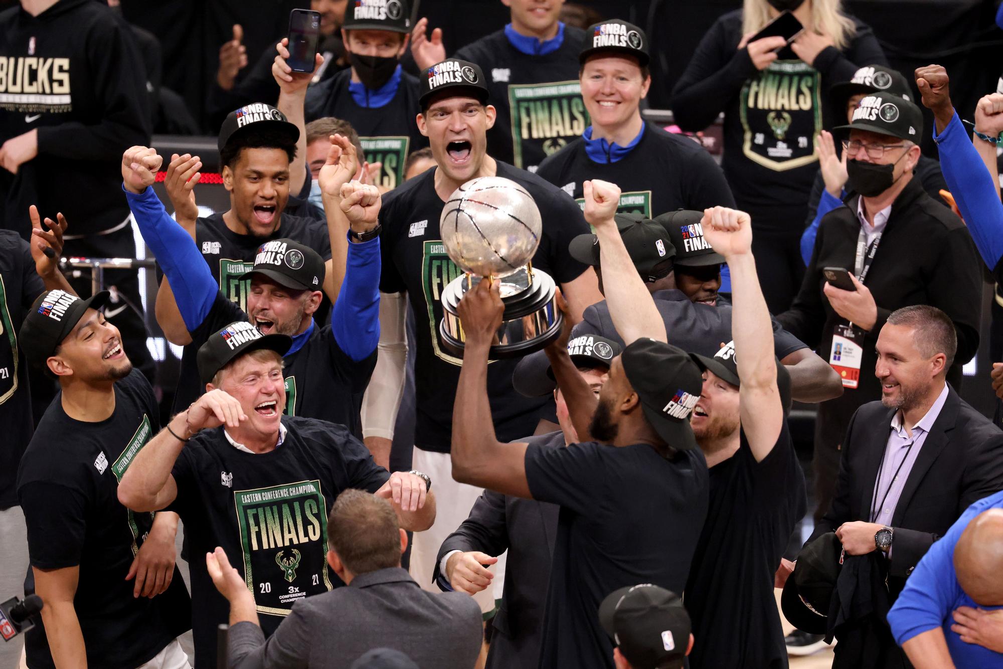 Los jugadores de los Bucks celebran su título de campeones del Este