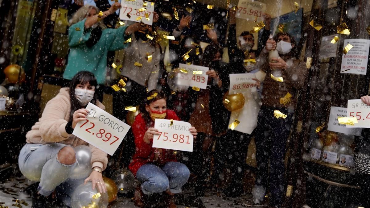 Madrid   22 12 20   Celebracion del Gordo de la Loteria de Navidad en Dona Manolita  FOTO  JOSE LUIS ROCA