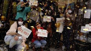 Madrid   22 12 20   Celebracion del Gordo de la Loteria de Navidad en Dona Manolita  FOTO  JOSE LUIS ROCA