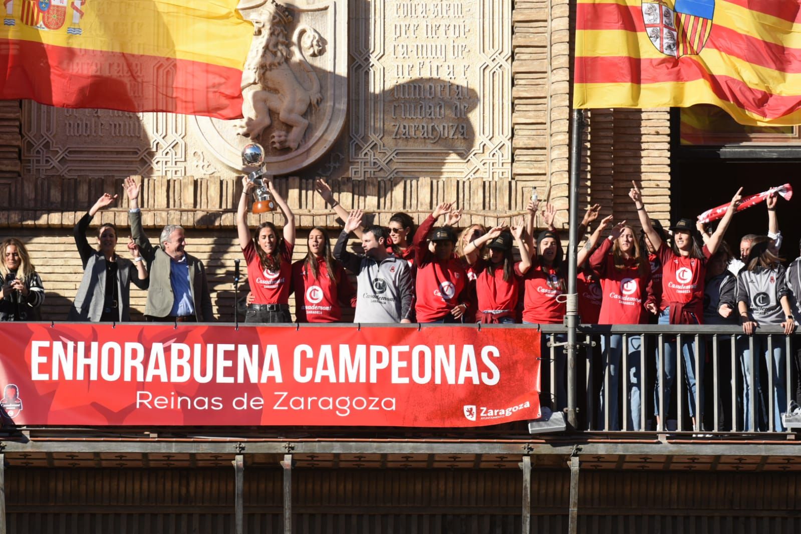 Baño de masas del Casademont Zaragoza en la plaza del Pilar y ofrenda de la Copa de la Reina a la Virgen del Pilar