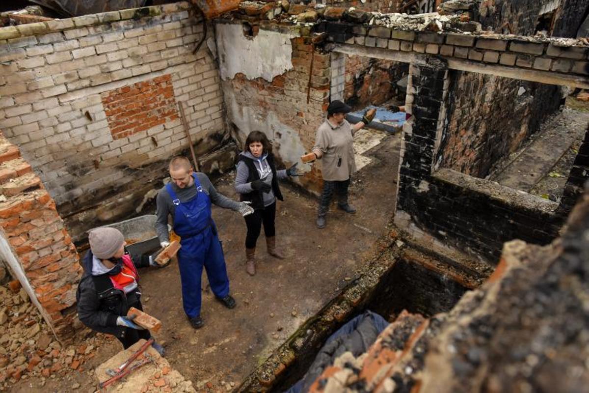 Bo Mozhemo (Porque podemos) Habitantes de Chernihiv y  Novoselivka, cuyas casas fueron dañadas durante la invasión rusa, crean movimiento de ayuda mutua para restaurarlas