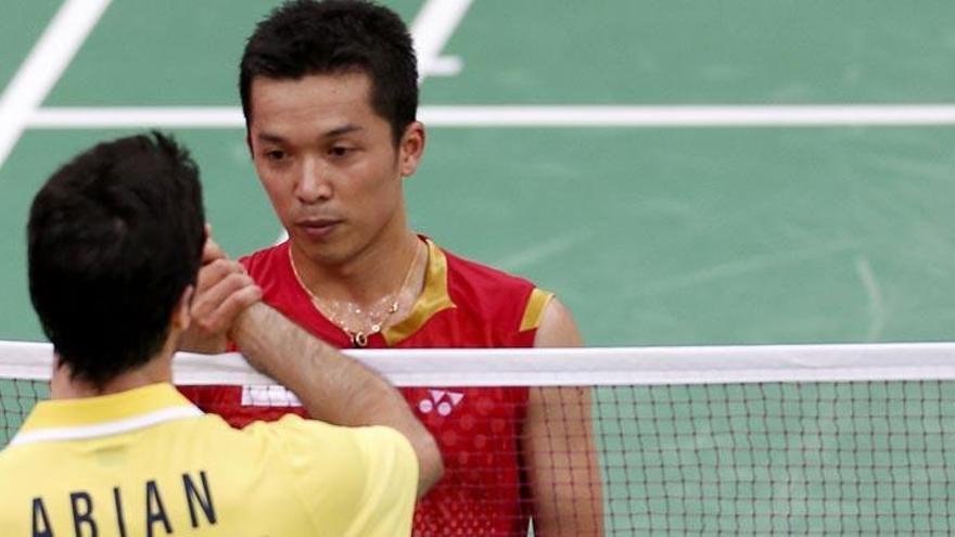 Taufik Hidayat saluda a Pablo Abián