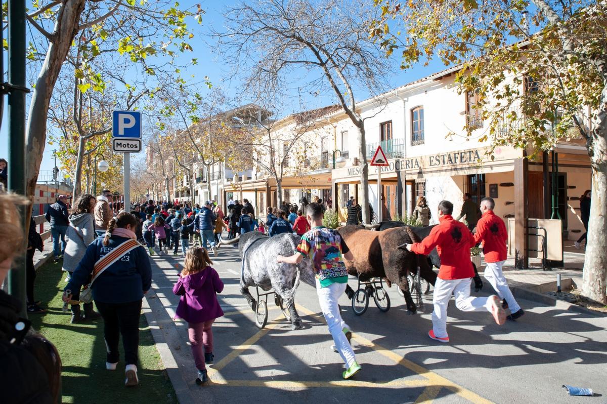 Los más jóvenes han disfrutado de un encierro infantil por la mañana.