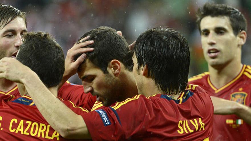 Los jugadores españoles celebran un gol.