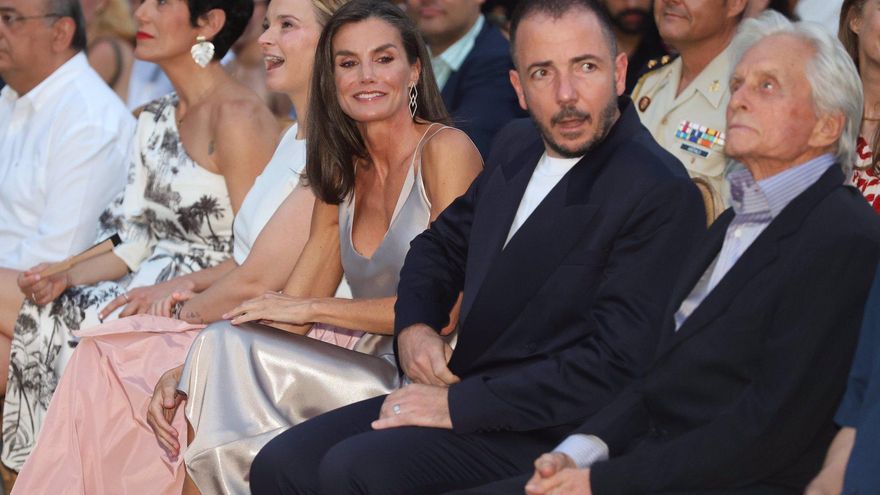Doña Letizia luce su estilismo más atrevido junto a Michael Douglas