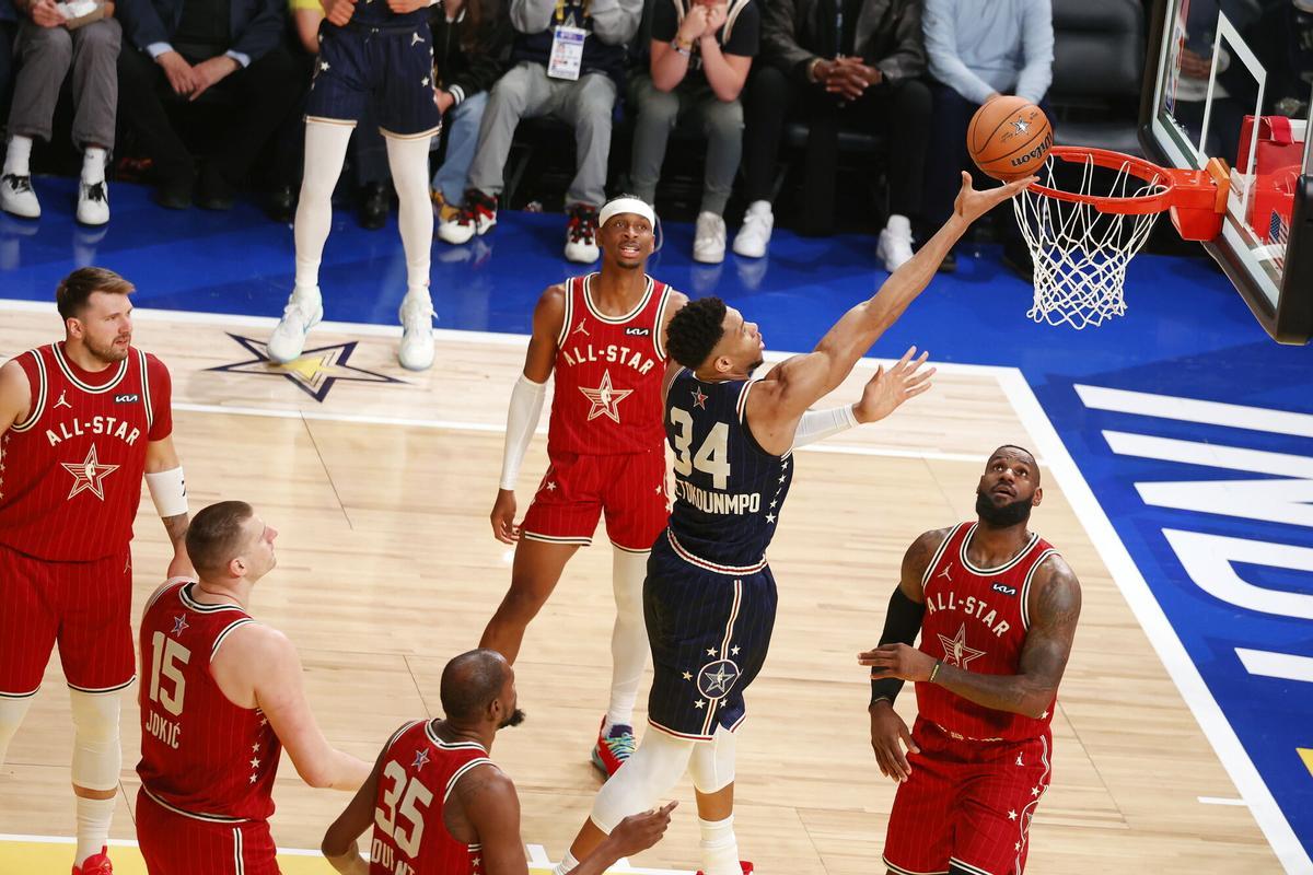 Indianapolis (United States), 19/02/2024.- Eastern Conference Allstar forward Giannis Antetokounmpo (2-R) lays the ball up against Western Conference Allstars forward LeBron James (R) during the first half of the 73rd NBA All-Star Game at Gainbridge Fieldhouse in Indianapolis, Indiana, USA, 18 February 2024. (Baloncesto) EFE/EPA/BRIAN SPURLOCK SHUTTERSTOCK OUT. SHUTTERSTOCK OUT
