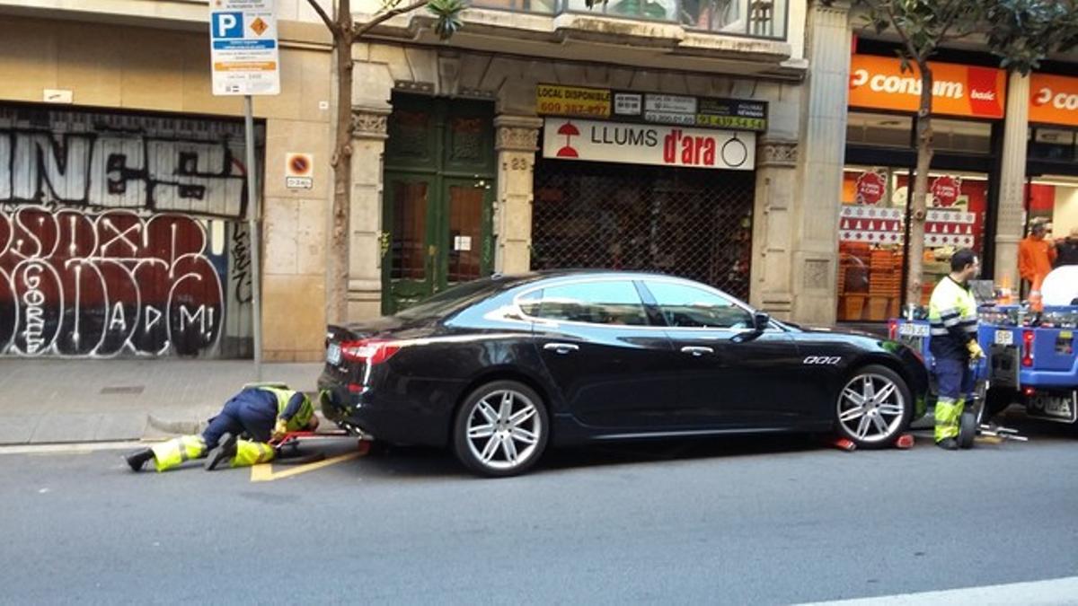 GRUA RETIRANDO UN MASERATTI MAL APARCADO