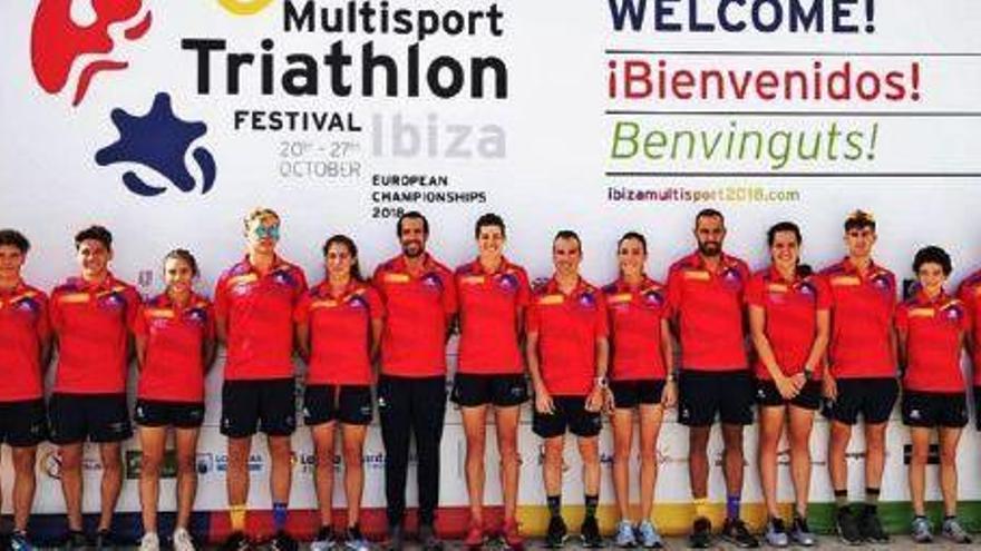 Integrantes de la selección española de duatlón posan con el cartel del evento de Multideporte, en la entrada del Recinto Ferial de Ibiza.