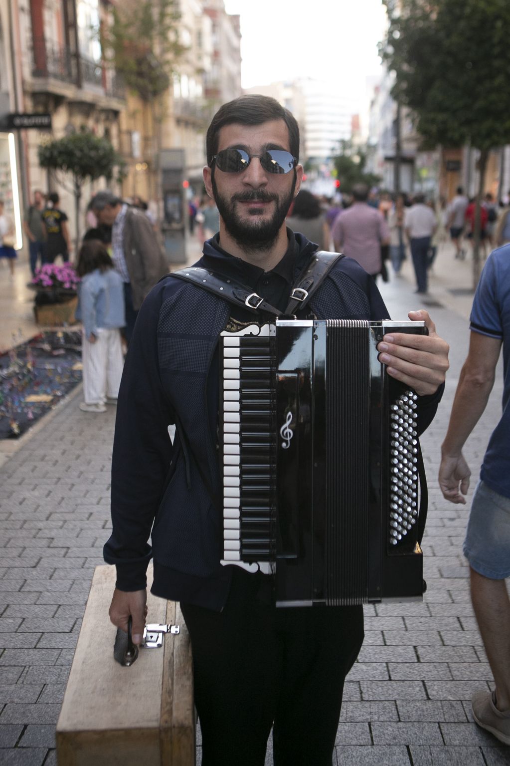 El festival de música y danzas populares llena las calles de Avilés de color