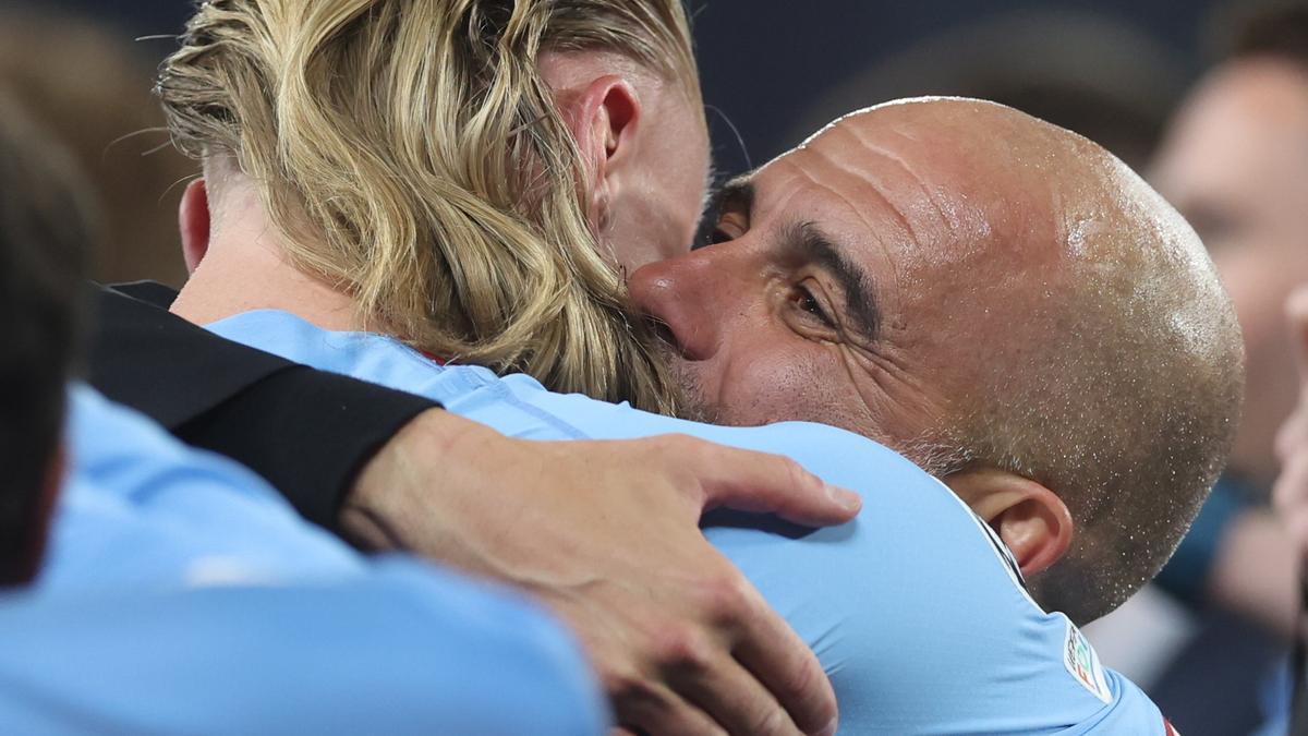 Guardiola abraza a Haaland.