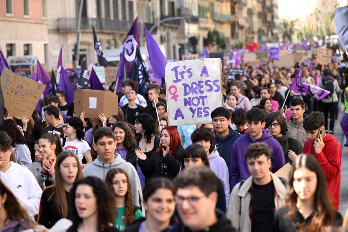 Estudiantes se manifiestan en Barcelona por el 8M